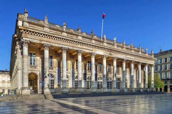 Ophorus Tours - Discover Bordeaux's Diversity: Private Tour with Tastings in Right & Left Bank