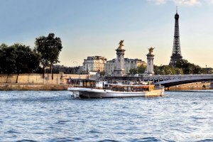 Ophorus Blog - Best Seine River Cruise in Paris: How to Choose the Right Experience 