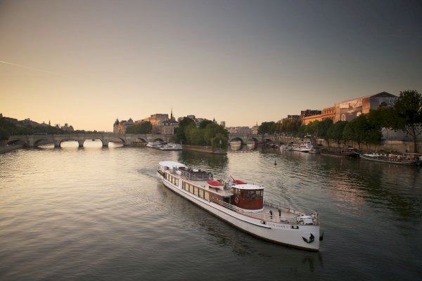 Ophorus Tours - Luxury Seine River Cruise, Fine Dining & Drinks in Paris France 